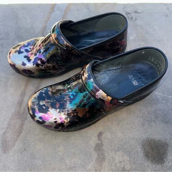 Dansko XP 20 Glossy Patent Leather Multi-Color Animal Print Clogs Sz 39 US 8.5-9 - Picture 1 of 8